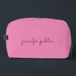 Trendy Pink Template Eleganter Niedlicher Handgesc Waschbeutel<br><div class="desc">Individuell moderne, einfache Vorlage Handgeschriebener Skriptname Monogram Initial Letter Upload Image Print Accessories / Bags & Wallets / Kosmetische & Toilettentaschen / Pink Solid Color Dopp Kit.</div>