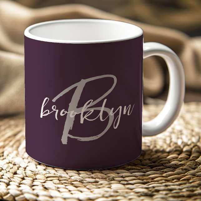 Trendy Plum Lila Grau White Script Monogram Kaffeetasse (Von Creator hochgeladen)