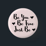 Trendy positives Zitat, um Sie selbst zu sein Button<br><div class="desc">Trendy Typografie "Sei du,  sei wahr,  sei einfach nur" inspiriere Worte zu teilen.</div>