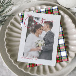 Trendy Red Kariert Frohe Weihnachts-Script-Foto Feiertagskarte<br><div class="desc">Diese schöne, moderne Trendy Red Kariert Merry Weihnachts-Script-Foto Weihnachtskarte bietet Ihnen Ihr HochzeitsFoto hinter einer weißen Grenze. Das Wort "Fröhlich" erscheint in der Bruch-Ränder-Manier in den oben links, gefolgt von dem Wort "Weihnachten" in einer schönen, mutigen handgeschriebenen Typografie, beide in reich, festlich rot. Die Karte ist personalisiert mit Ihrem Namen...</div>