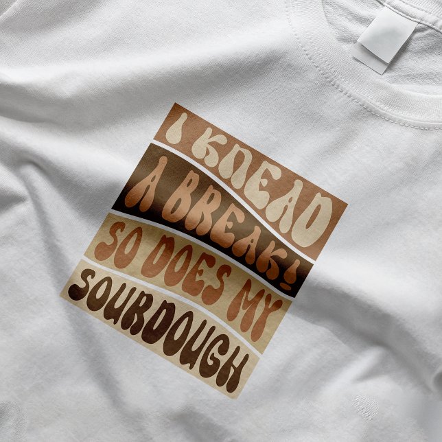 Trendy Retro Beige Sourdough Brot Baker Funny T-Shirt (Trendy funny bread baker t-shirt design with retro font collage in neutral beige tones)