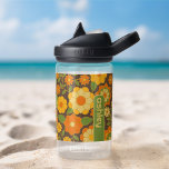 Trendy Retro Floral Pattern mit Namensblock Trinkflasche<br><div class="desc">Ein gewagtes, blumengeschmücktes Design mit farbenfrohen Farbtönen wie Gold, Orange und Grün, mit einem unterhaltsamen Farbblock, um Ihren Namen oder jeden Text hinzuzufügen. Die verrückte Blume hat eine Vielzahl von Farben. Sie können einen Namen, ein Monogramm oder einen anderen benutzerdefinierten Text hinzufügen. Wenn Sie die Kunst verschieben möchten, klicken Sie...</div>