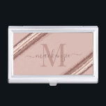 Trendy Rose Gold Foil Kupfer Brush Monogram Visitenkarten Dose<br><div class="desc">Trendige Rose Gold Foil Kupfer Brush Monogram Visitenkartengehäuse mit individuellem Monogramm und Details mit unseren schicken Luxus Pinselstrichen in den Farbtönen Rose Gold,  Kupfer,  Bronze und Blütenton. Perfekt für Ihre Glam mädchenhaft ästhetisch!</div>