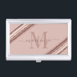 Trendy Rose Gold Foil Kupfer Brush Monogram Visitenkarten Dose<br><div class="desc">Trendige Rose Gold Foil Kupfer Brush Monogram Visitenkartengehäuse mit individuellem Monogramm und Details mit unseren schicken Luxus Pinselstrichen in den Farbtönen Rose Gold,  Kupfer,  Bronze und Blütenton. Perfekt für Ihre Glam mädchenhaft ästhetisch!</div>