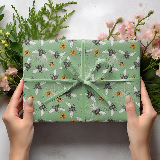 Trendy Sage Green Buzzing Honeybee für den Sommer Geschenkpapier (Sage Green Honeybees buzzing around Yellow Cosmos and Daisy flowers, perfect for Nature Lovers!)