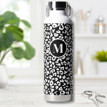 Trendy Schwarz-weiß Monogram Trinkflasche<br><div class="desc">Mit diesem leopardenfarbenen oder gepflasterten Muster-Akzent macht es Spaß und trendige Gestaltung. Personalisieren Sie diese Wasserflasche mit einer Initialzündung. Sie können sogar einen Namen über den Buchstaben hinzufügen, wenn Sie möchten. Verändern Sie den Hintergrund und die Schriftart-Farben und die Typografie auf alles, was Sie gewollt haben. Sie können sogar die...</div>