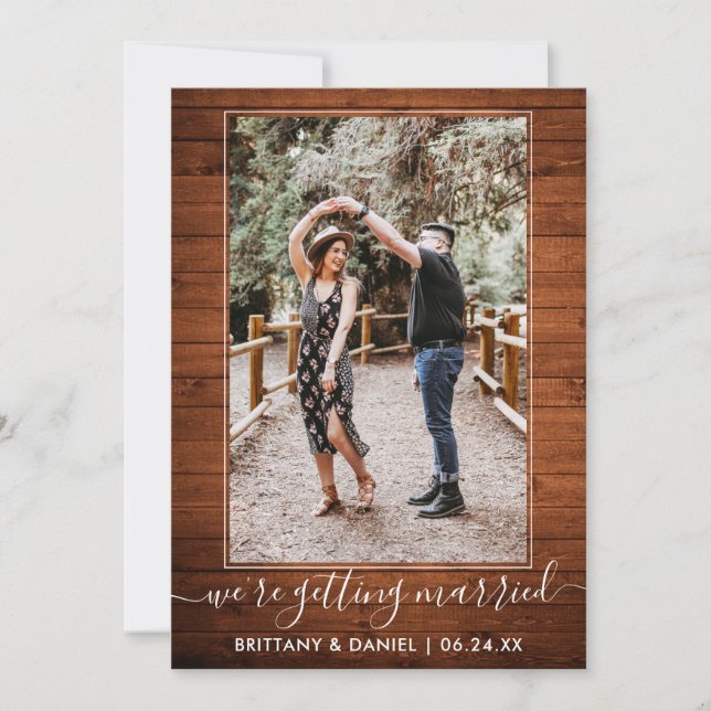 Trendy Script Getting Married Rustic Wood Save The Date (Vorderseite)