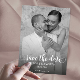 Trendy Script Overlay Text mit Herz und Foto Save The Date