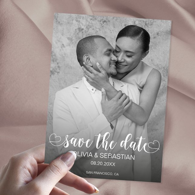 Trendy Script Overlay Text mit Herz und Foto Save The Date (Von Creator hochgeladen)