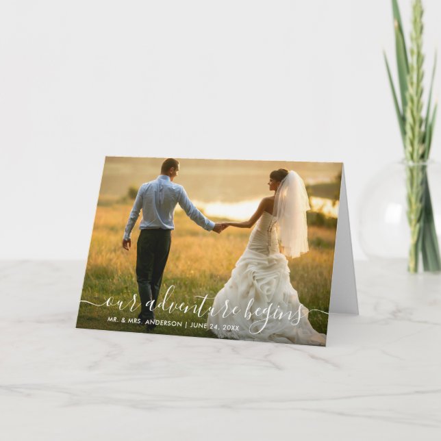 Trendy Script Unser Abenteuer beginnt Hochzeitsfal Dankeskarte (Vorderseite)