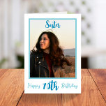 Trendy Sister 70. Geburtstag Blue Script Foto Karte<br><div class="desc">Mit dieser personalisierten, 70. Geburtstagskarte für Ihre Schwester ein Lächeln auf das Gesicht legen. Sie können das Bild auf der Vorderseite und auf der Innenseite der Karte ersetzen. - Klicken Sie einfach, um dieses Design 🔥 Meine Versprechen zu personalisieren - Dieses Design ist einzigartig und ist mit Ihnen im Hinterkopf...</div>