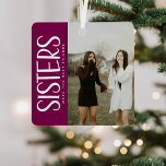 Trendy SISTERS Foto & Quote - Geschenk behalten Ornament Aus Metall<br><div class="desc">Dieses trendige Foto-Sake-Ornament wäre das ideale Geschenk für eine Schwester in dieser Ferienzeit! Design bietet ein Foto Ihrer Wahl, die lustige Typografie SISTERS und ein schönes Schwestersentiment Zitat auf der Rückseite, als behalten oder personalisiert werden können, um dieses Geschenk einzigartig zu machen. Der dunkelrosa Hintergrund kann in jede Farbe geändert...</div>