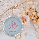 Trendy Stylish "Big Sister" Pink & Silver Monogram Versilberte Kette<br><div class="desc">Werben Sie die große Schwester in Ihrem Leben oder "große Schwester zu sein" mit dieser ästhetischen und modernen Halskette. Ein hübsches berry-pink-Skript auf einem silbernen Hintergrund. Ein perfektes Geschenk für ein Mädchen, das kurz davor ist, eine Schwester oder eine Schwester zu werden, die diese Rolle schon lange erfüllt hat! Personalisieren...</div>