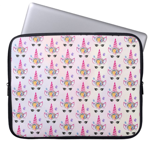 Trendy Unicorn mit Blumenkronen und Schmetterlinge Laptopschutzhülle (Vorderseite)