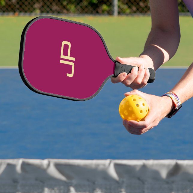 Trendy Viva Magenta Gold Template Monogram Pickleball Schläger (InSitu)
