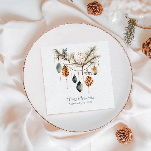 Trendy Watercolor Boho Weihnachtsschmuck Serviette (Trendy Watercolor Boho Christmas Ornaments Napkins on a white Christmas table.)
