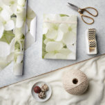 Trendy White Hydrangea Floral Geschenkpapier<br><div class="desc">Verleih dein Geschenk zu seinem besten Vorteil mit unserem klassischen weißen hydrangea Blumenpapier. Dieses elegante Verpackungspapier eignet sich perfekt für Hochzeiten, Brautpartys, Geburtstage im Sommer und Jahrestage. Es verleiht allen Feiern Ihres Lebens eine Touch zeitloser Schönheit. Mit einer zarten, weißen Hydrangea-Blüte vor einem knackigen Hintergrund ist dieses Verpackungspapier nicht nur...</div>