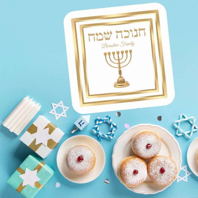 Trendy White und Gold Menorah Hebrew Hanukkah Quadratischer Aufkleber (Von Creator hochgeladen)