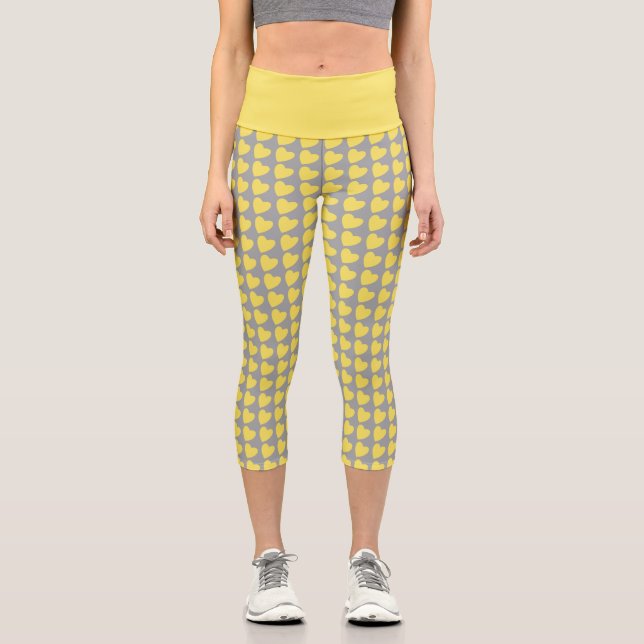 Trendy Yellow and Gray Heart Pattern Capri Leggings (Vorderseite)