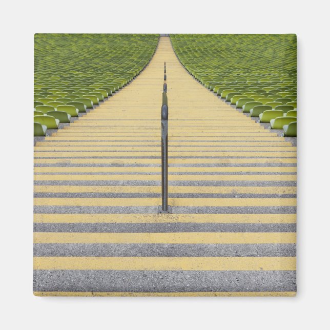 Treppe des Stadions zwischen Reihen der grünen Sit Magnet (Vorne)