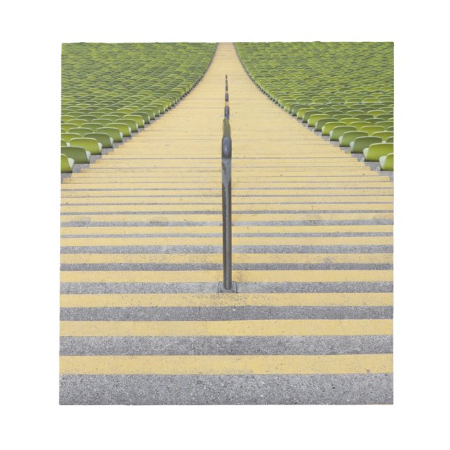 Treppe des Stadions zwischen Reihen der grünen Sit Notizblock (Vorderseite)