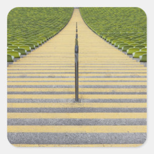 Treppe des Stadions zwischen Reihen der grünen Sit Quadratischer Aufkleber