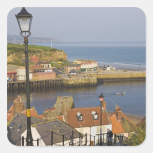 Treppe hinunter zum Hafen, Whitby, Norden Quadratischer Aufkleber