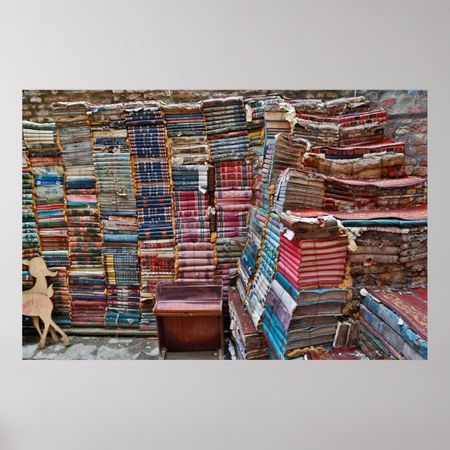 Treppe zu alten Büchern Poster (Vorne)