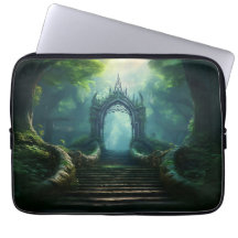 Treppen zum antiken Tor im verzauberten Wald