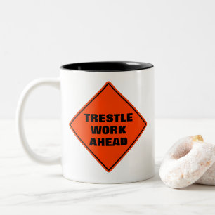 Trestle arbeitet voran lustiges orange Warnschild Zweifarbige Tasse