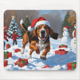 Treten Walker Coonhound Schnee mit Weihnachtshut Mousepad
