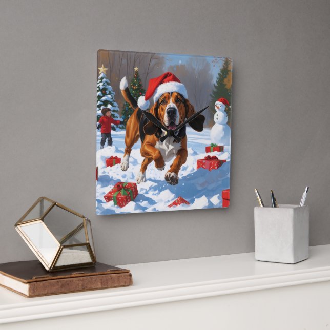 Treten Walker Coonhound Schnee mit Weihnachtshut Quadratische Wanduhr (Büro)