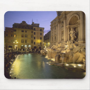 Trevi-Brunnen am Abend, Rom, Latium, Italien Mousepad