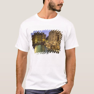 Trevi-Brunnen am Abend, Rom, Latium, Italien T-Shirt