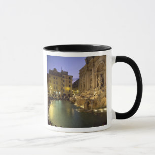 Trevi-Brunnen am Abend, Rom, Latium, Italien Tasse