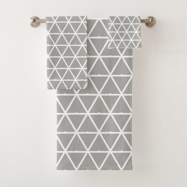 Triangle Geometrisches Muster auf Silbergrau Badhandtuch Set (Insitu)