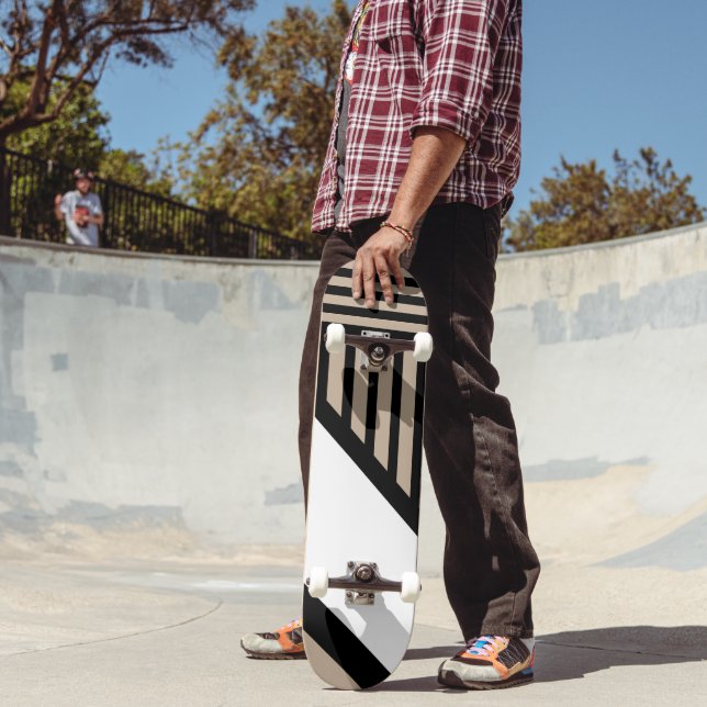 Triangle Stripes - Taupe, Schwarz und Weiß Skateboard (Außenbereich 2)