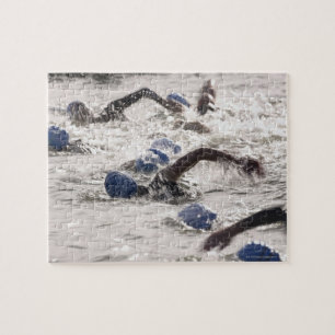 Triathleten, die in der Schwimmbein des Triathlons Puzzle