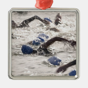 Triathletes, das im Schwimmenbein von Triathlon. Silbernes Ornament
