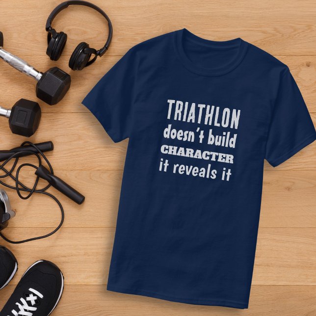 Triathlon baut keinen Charakter, er enthüllt ihn T-Shirt (Von Creator hochgeladen)