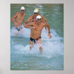 Triathlonläufer laufen aus Wasser 2 Poster