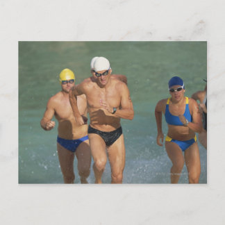 Triathlonläufer laufen aus Wasser 3 Postkarte