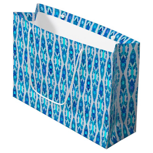 Tribal Batik - Sapphire Blue und Silver Gray Große Geschenktüte (Vorderseite Schrägansicht)