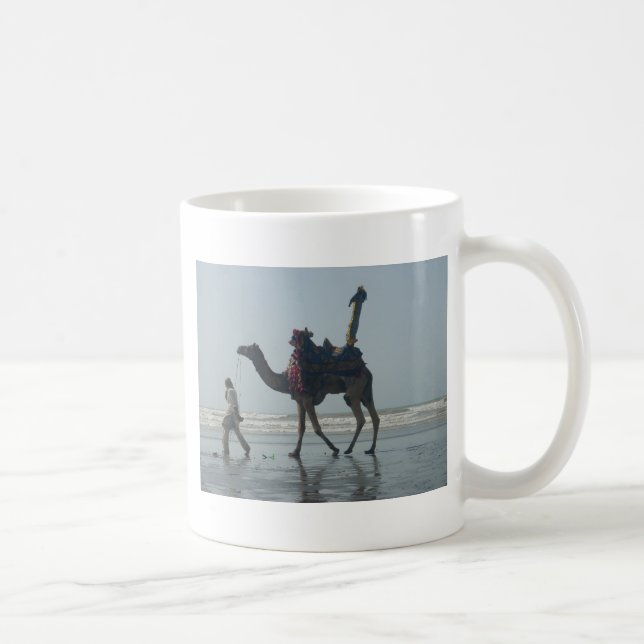 Tribal Camel Ride: Morgengrauen mit Sandstrand und Kaffeetasse (Rechts)
