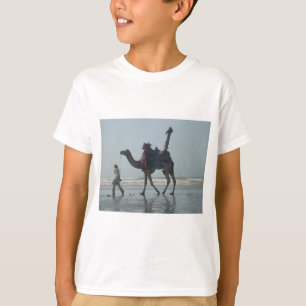 Tribal Camel Ride: Morgengrauen mit Sandstrand und T-Shirt