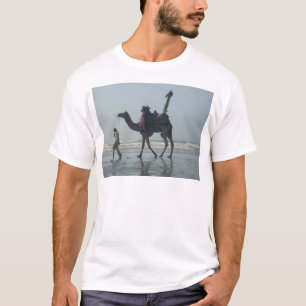 Tribal Camel Ride: Morgengrauen mit Sandstrand und T-Shirt