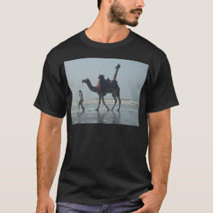 Tribal Camel Ride: Morgengrauen mit Sandstrand und T-Shirt