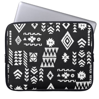 Tribal geometrisch: Stilvoller nahtloser Hintergru Laptopschutzhülle