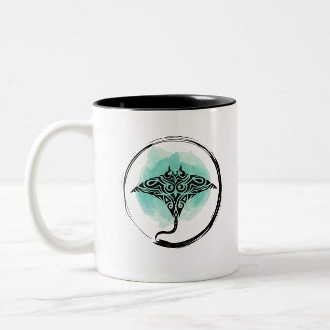 Tribal Manta Ray Design Zweifarbige Tasse (Links)