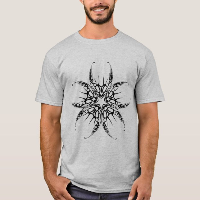 Tribal-Skorpion - kühne Schwarzweiß-Kunst-Design T-Shirt (Vorderseite)